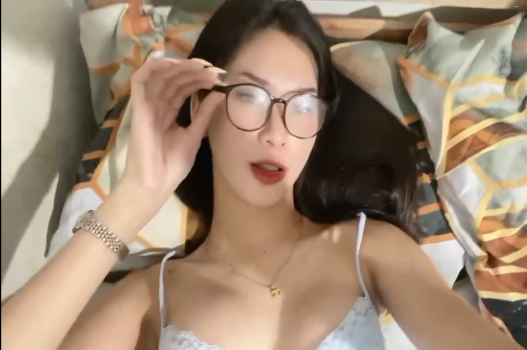 Đẹp gái vú to làm con cu anh cứng ngắc